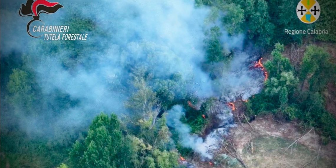 Filmato da un drone mentre appicca un incendio: arrestato 49enne