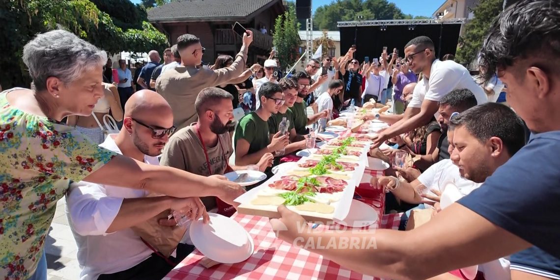 A Camigliatello il “tagliere più lungo d’Italia”: gusto e comunità per rilanciare la Sila