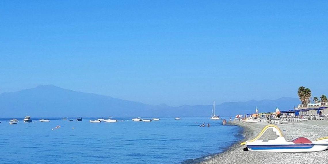 Bimbi soccorsi in mare da un vigile del fuoco a Melito Porto Salvo
