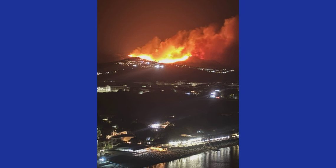 Incendio nella notte a Squillace: fiamme minacciano abitazioni e capannoni